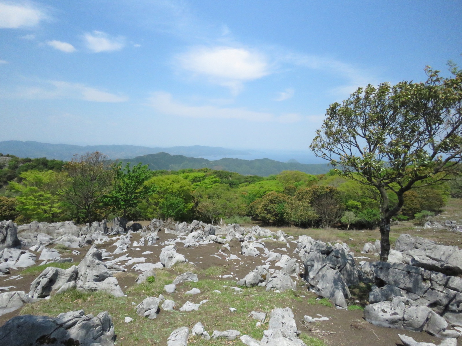 碁盤ヶ岳のカルスト地形と山並み